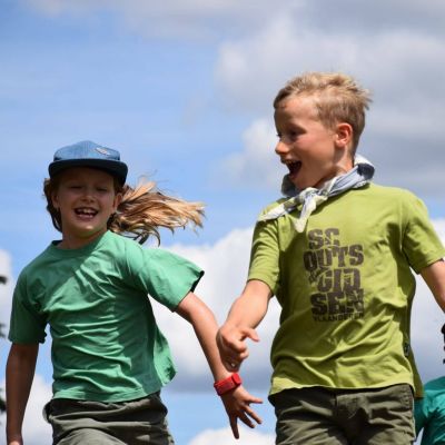 spelende scoutskinderen