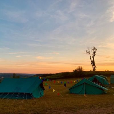 een kampterrein in de warme gloed van de avondzon