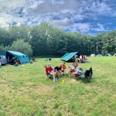 Kampterrein met op de voorgrond een groepje leiding