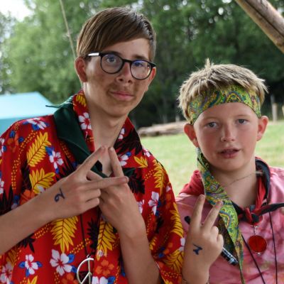 Twee jonggivers verkleed als hippies