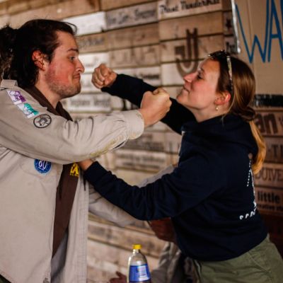 Fotograaf: Sander petré Twee leiding doen alsof ze aan elkaar op het gezicht slaan in hun lokaal