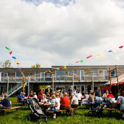 Fotograaf: Sander Petré Scoutsterrein dat helemaal versiert voor een groot groepsfeest