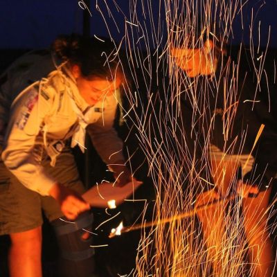 fotograaf: layla Bernaerts Twee givers krijgen hun totem aan het kampvuur