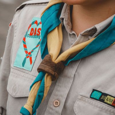 Jongverkenner met scoutsuniform aan 
