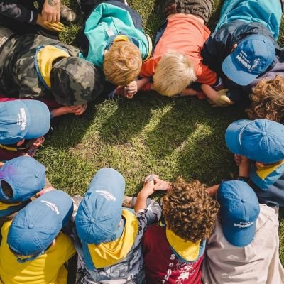 Groep leden liggen allemaal op hun buik in een grote kring