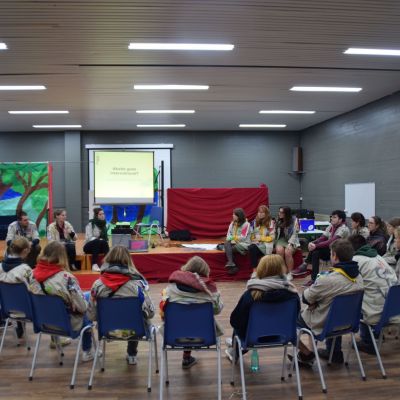 Grote groep leiding volgt workshop in een zaal op het akabeconvent.