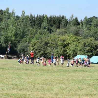 Groep leden zitten in een rking op hun kampterrein
