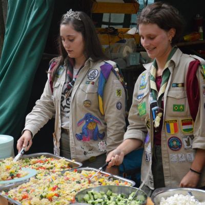 fotograaf: Sanne Baeten Leiding schept eten op op kamp
