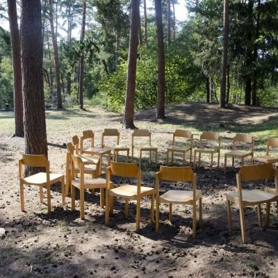 lege stoelen in een kring op Herfstontmoeting