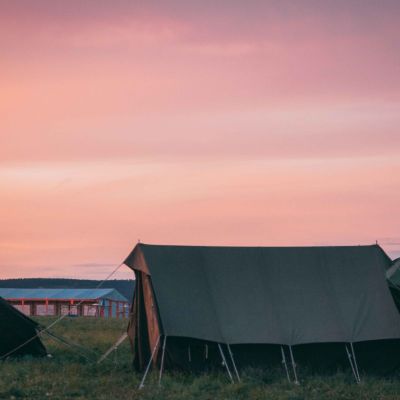 Tent tijdens zonsondergang
