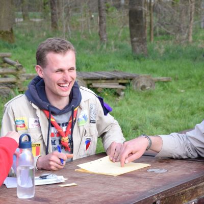 Drie leiding rond een tafel lachen