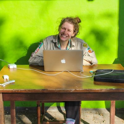 Leiding achter laptop