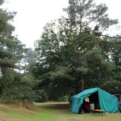 scouts in een halfopen patrouilletent