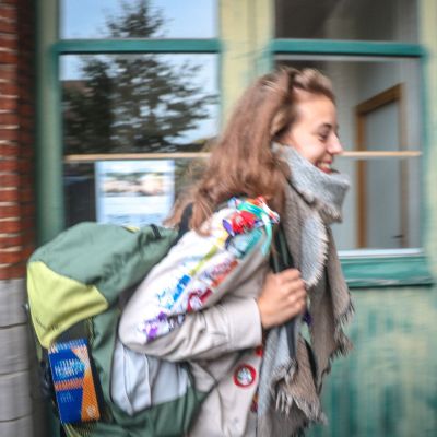 Structuurvrijwilligerster komt aan op de verbondsraad