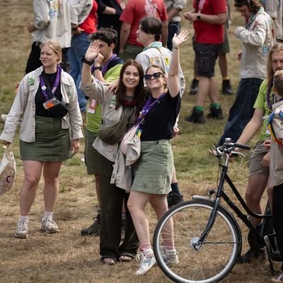 Collega's zwaaien naar de foto op de Grote Grond van Herfstontmoeting