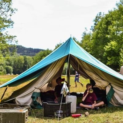 Een open staande patrouilletent. in de tent twee jongverkenners aan het uitrusten. Een open staande patrouilletent. in de tent twee jongverkenners aan het uitrusten.