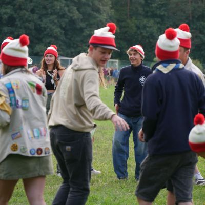 Leiding met waar-is-wally-mutsen spelen een spel
