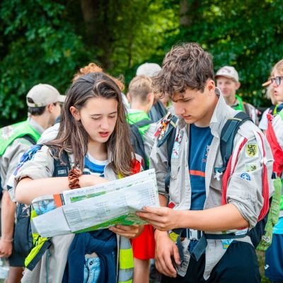 Twee givers kijken op een kaart