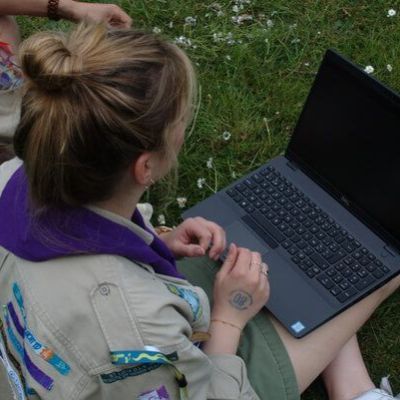 Leidster met laptop op de schoot