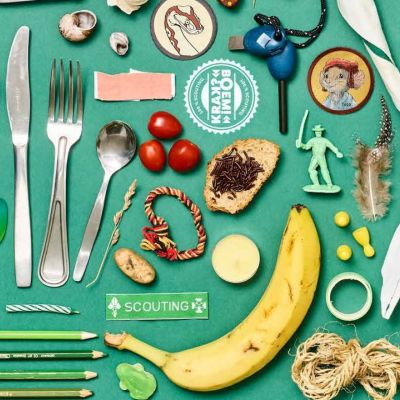 Foto van een detail van de XL-spelposters met scoutsvoorwerpen en scoutstermen