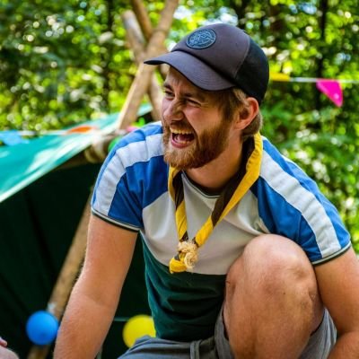 Lachende leider op vormingscursus