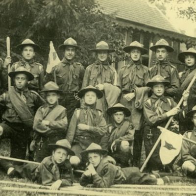 Oude foto van scouts en gidsen