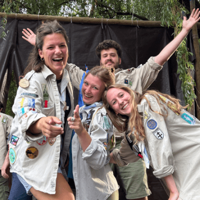 enthousiaste leiding op een podium