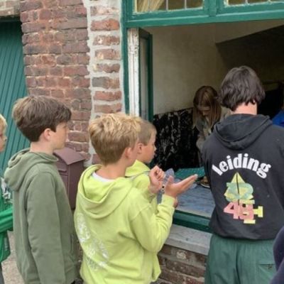 welpen schuiven aan voor het lokaal