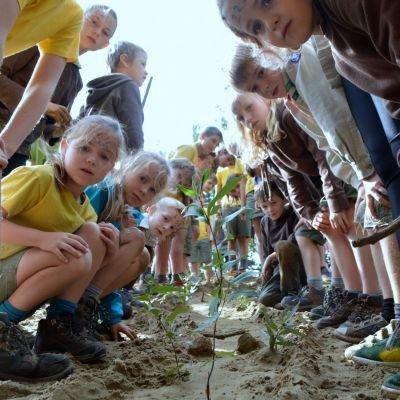 kinderen naast zelf gegegraven waterloopje