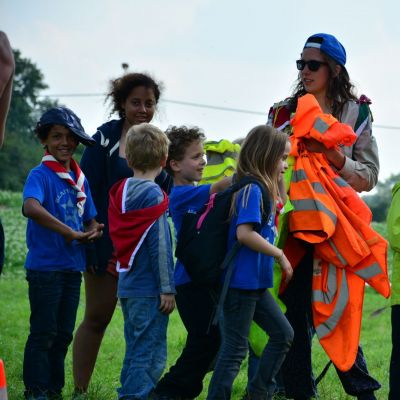 Groep scouts met fluovestjes