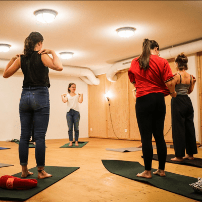sessie yoga tijdens Vorming à la carte