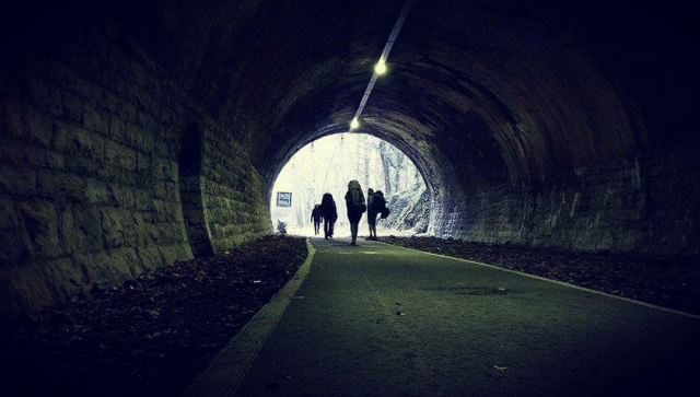 Een patrouille stapt door een tunnel