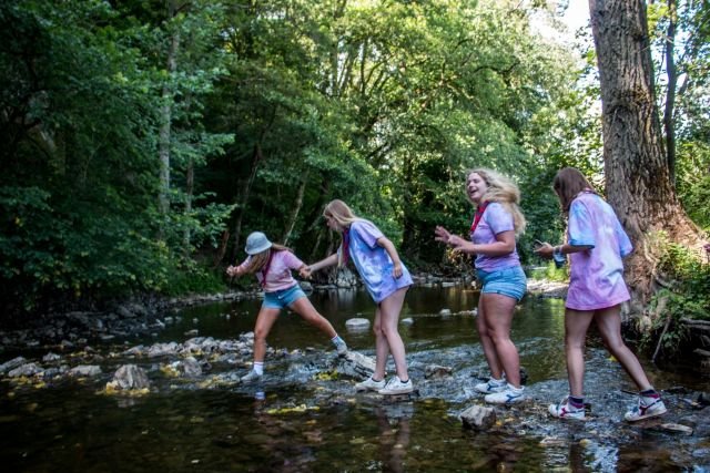 Scouts steken een rivier over