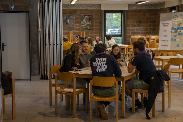 Vrijwilligers vergaderen rond een tafel
