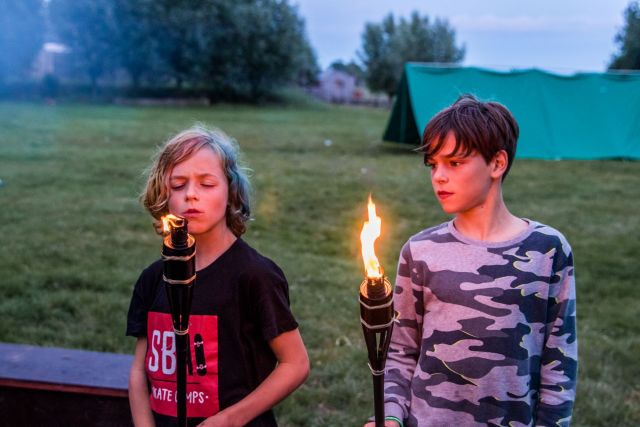 Jonge scouts met fakkel