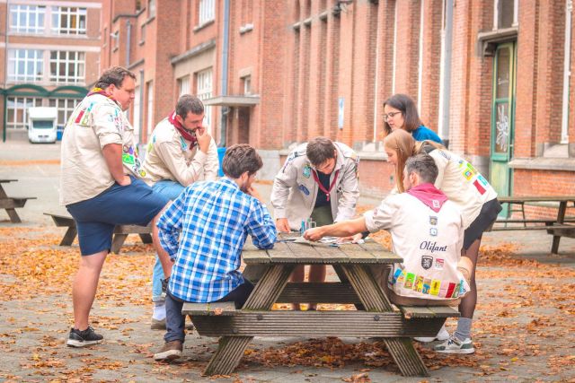 structuurvrijwillgers zitten buiten aan een tafel te vergaderen