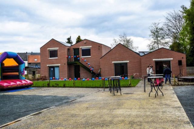 gebouw met balonnen en een deel van een springkasteel