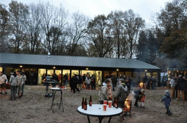 een openingsreceptie aan een nieuw scoutsgebouw.