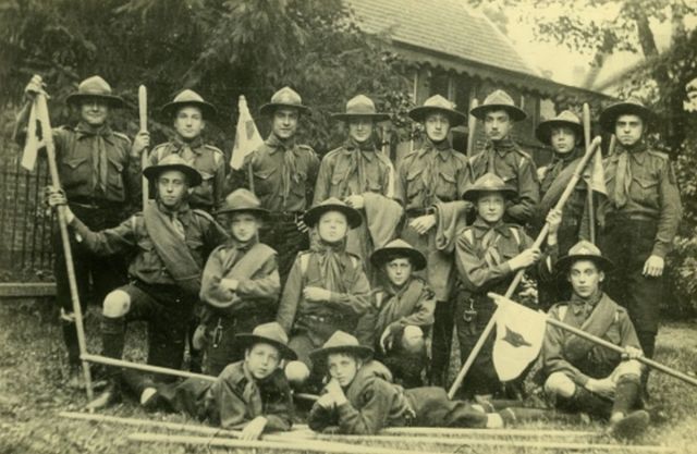 Oude foto van scouts en gidsen