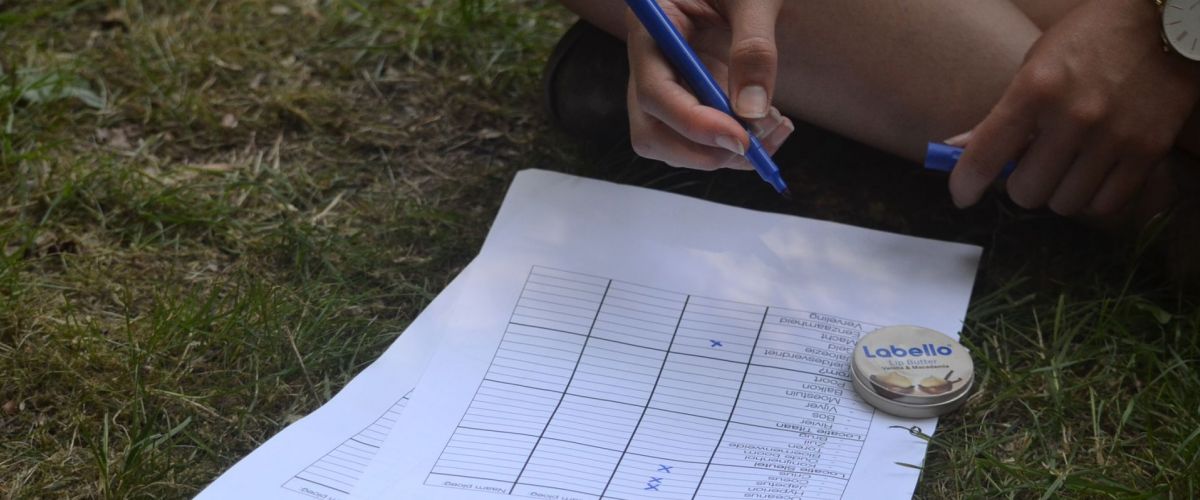 Leidster vult spelpapieren voor CLUEDO in.