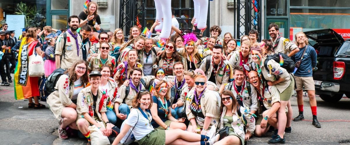 Groepsfoto van scoutsleiding op de pride in Brussel.