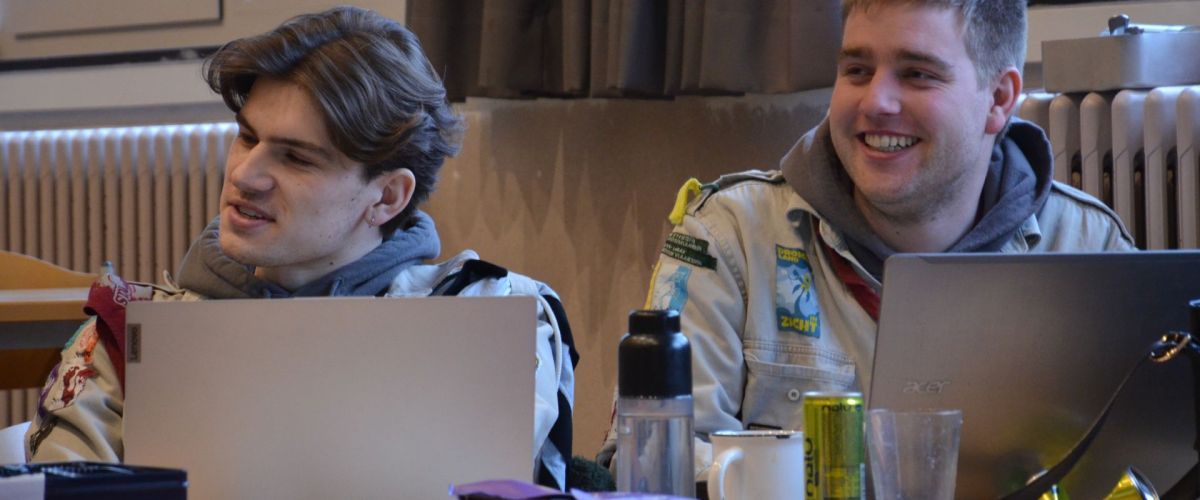 Fien wallays Twee leiders achter hun laptop.