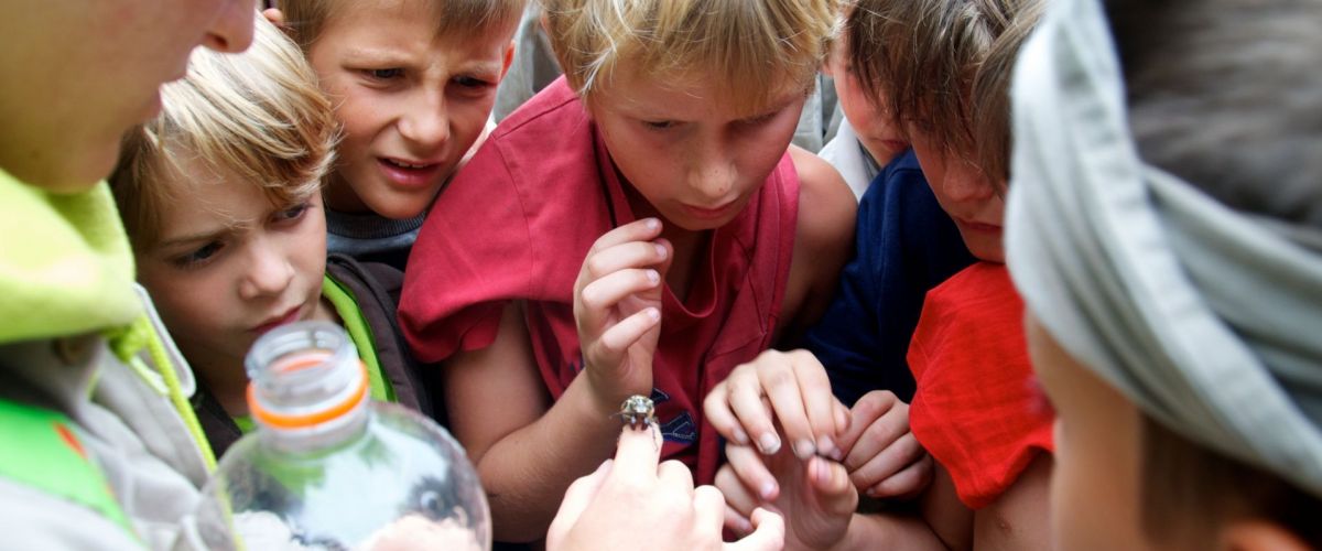 Stien Van Kerckhoven een groep kinderen die dicht op elkaar staan.