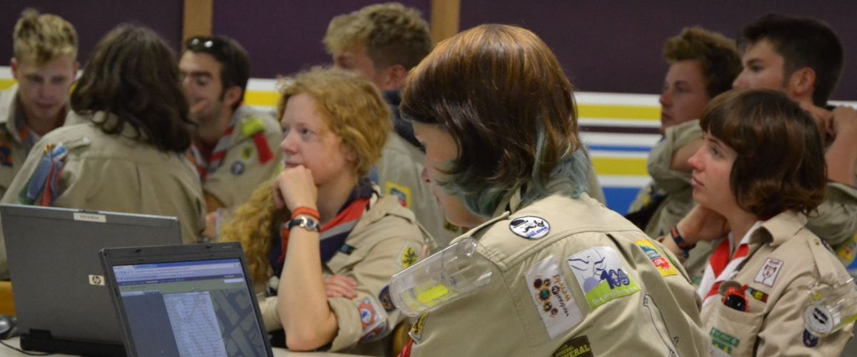 leiding in uniform in een lokaal allemaal over laptops gebogen