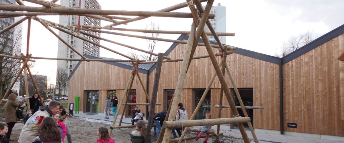 Pieter Nuytinck Kinderen die samen met scoutsleiders een grote constructie aan het sjorren zijn.