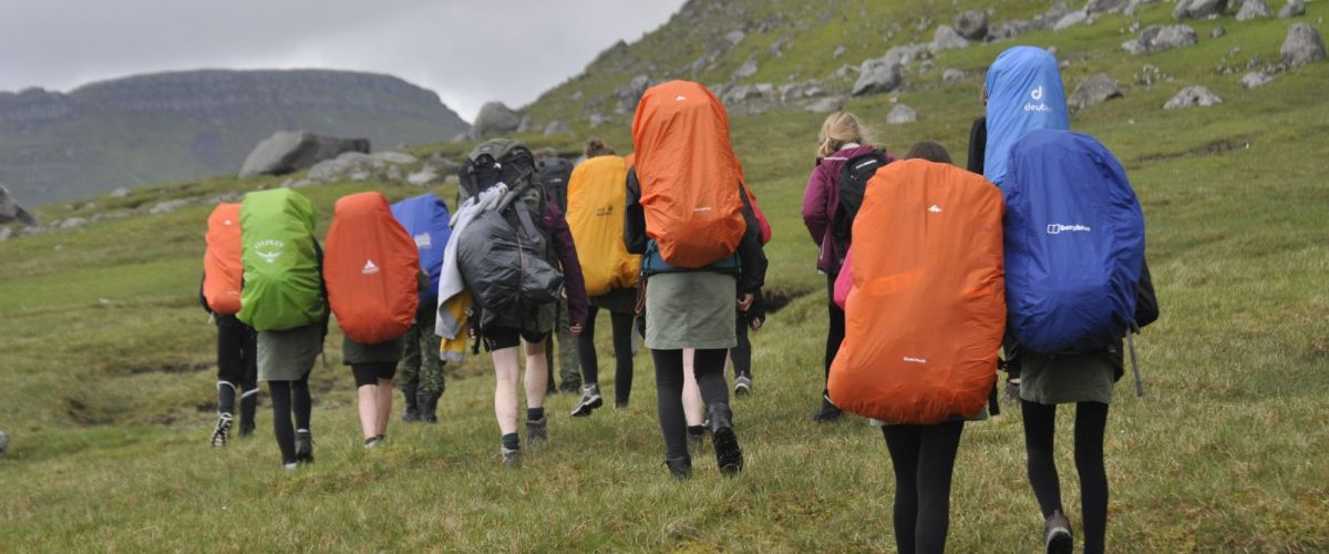 jins op tocht in bergen