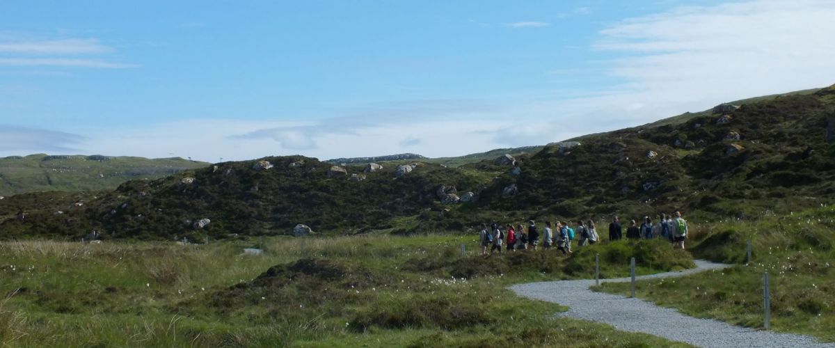 groepje scouts aan het wandelen in de natuur 