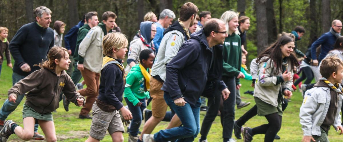 Trijn Nyckees ouders en kinderen aan het lopen voor het bos