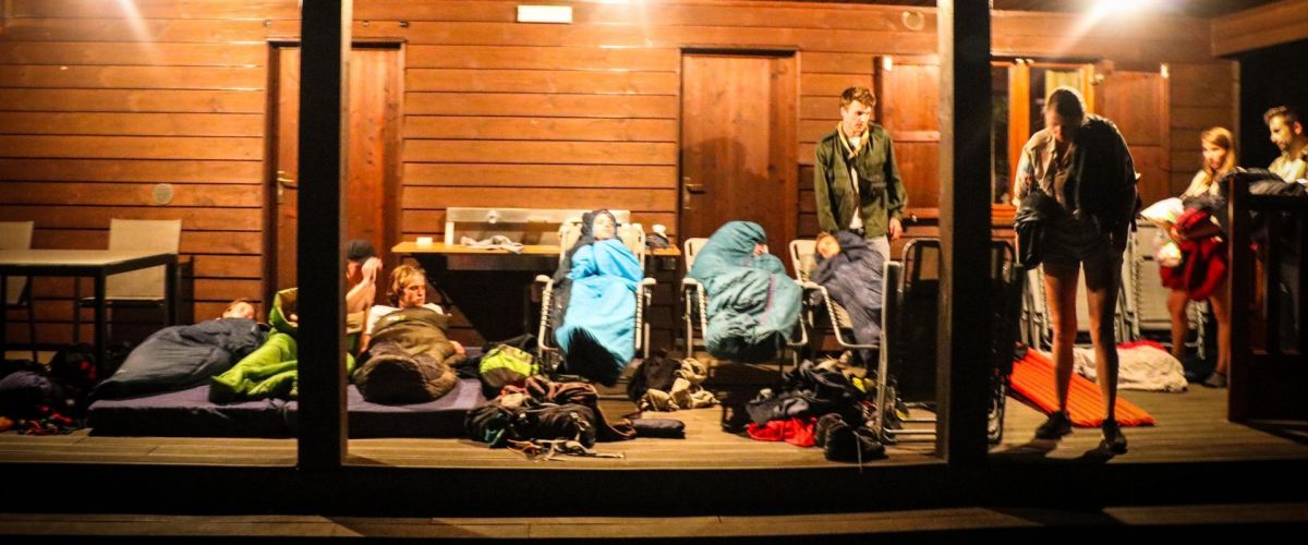 Trijn Nyckees Scouts en gidsen logeren onder een afdak