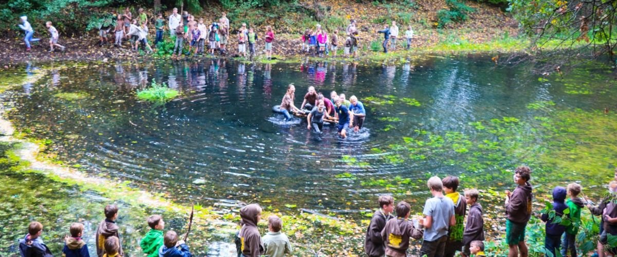 Trijn Nyckees scoutsgroep in en rond een vijver